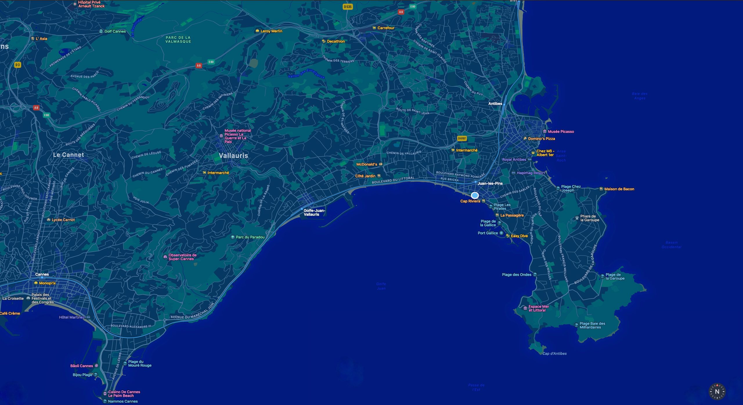 photo cartographique de la zone d'activité ( Antibes- Cap d'antibes-Cannes Croisette) avec le même affichage que l'on trouve sur les écran devant le passager d'un avion 
